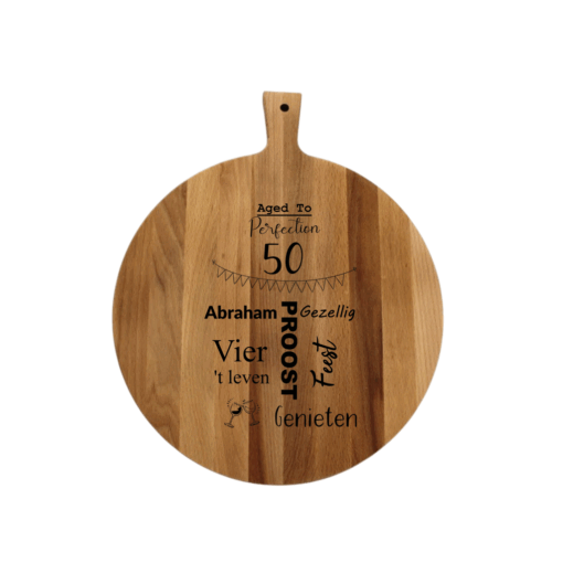 50 geworden? Geef een hapjesbord cadeau. Een mooie gegraveerde houten plank van beukenhout.