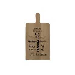Houten borrelplank van onbehandeld hout. Gegraveerd voor een 50 jarige