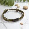 Armband van touw met een metalen plaatje. 1 maat - past altijd.