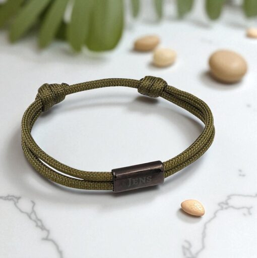 Armband van touw met een metalen plaatje. 1 maat - past altijd.