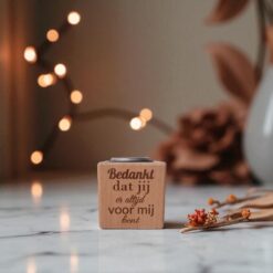 gegraveerde kaarsenhouder van beukenhout met een kuipje
