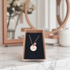 Damesketting gegraveerd met naam en voorzien van een geboortesteentje