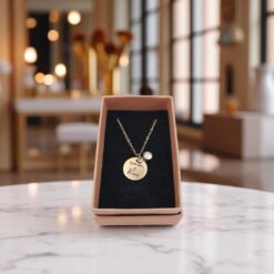 Ketting voor dames in de kleur goud. Graveren met naam en datum mogelijk en voorzien van een geboortesteentje