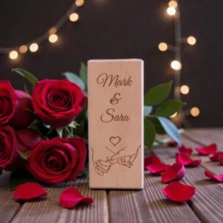 Persoonlijke kaarsenhouder van hout gegraveerd met "Holding hands"