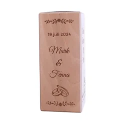 Houten gegraveerde kandelaar om een persoonlijk cadeau voor een huwelijk te creëren