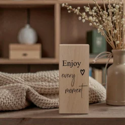 gegraveerde houten kaarsenhouder met de tekst Enjoy every moment