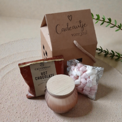 gift box gegraveerd gevuld met een kaars